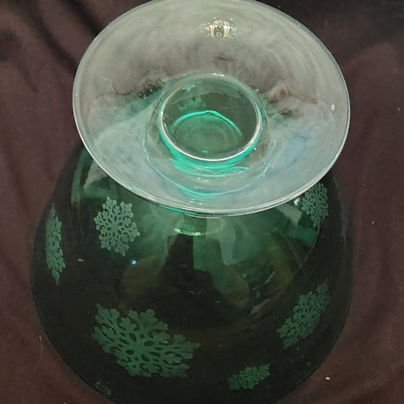 Vintage 1960's Green Glass Footed Bowl with Etched Snowflakes - Picture 6 of 7